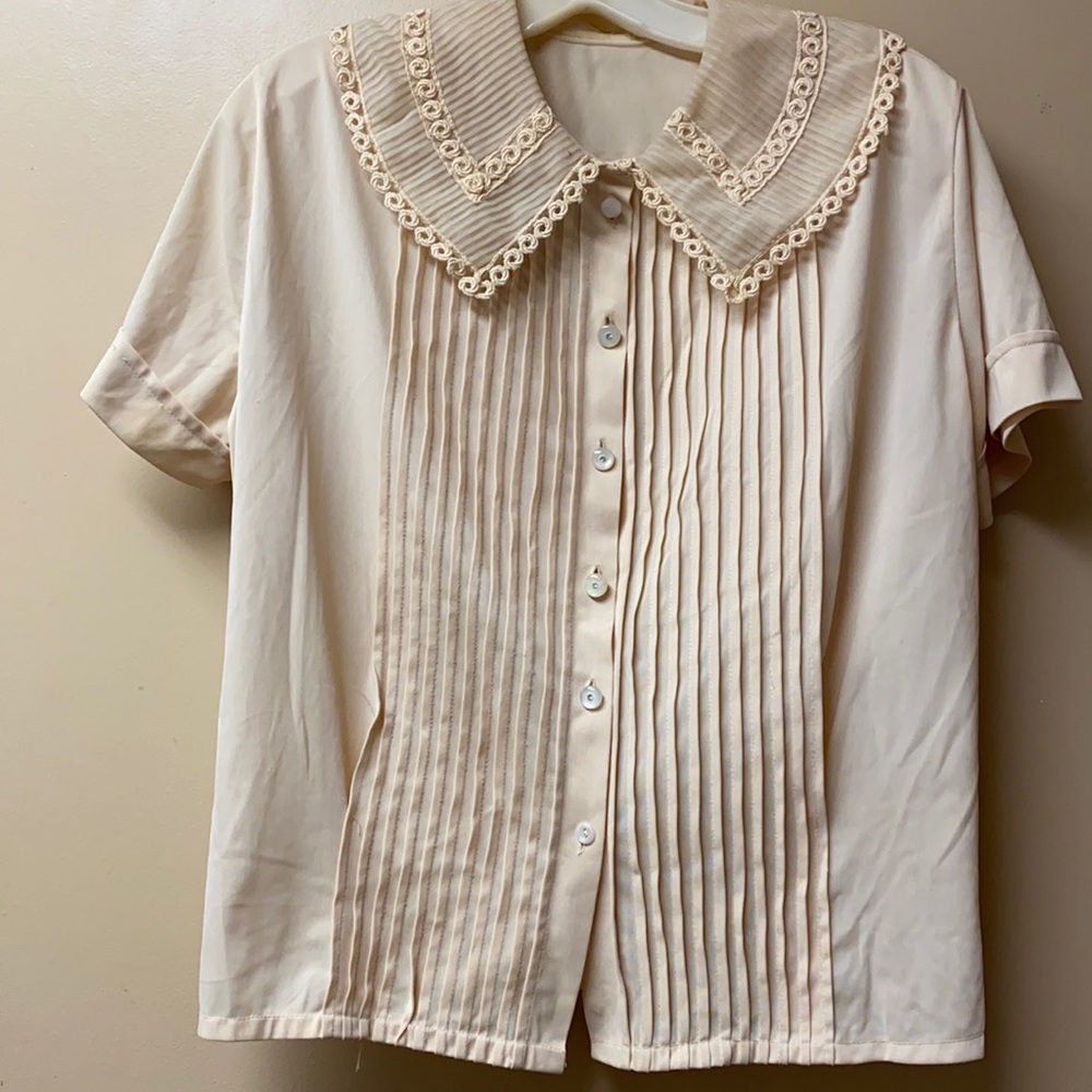 Vintage blouse w/full lace trimmed collar